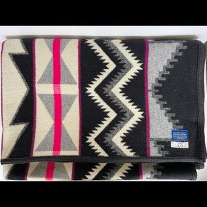 Pendleton throw Size 52”x59” (4.3 feet x 4.9 feet)
